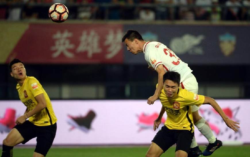 官方网页版登录-包含辽宁本钢训练开放日，清晨队长鼓劲引欢呼，中超在即，更衣室氛围转暖的词条